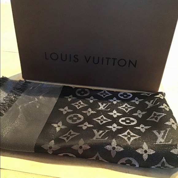 LOUIS VUITTON MONOGRAM SHINE SHAWL - Picture 8 of 8